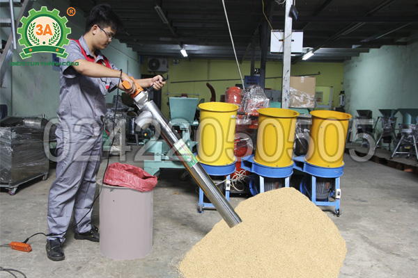 Kỹ thuật viên sử dụng máy hút hạt cầm tay 3A