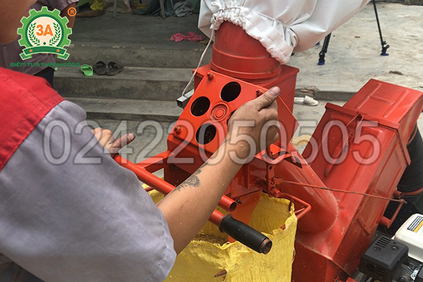 Điều chỉnh cần ly hợp cho máy hút lúa vào bao 3A6,5Hp