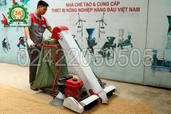 Kỹ thuật viên đang sử dụng Máy hút thóc đóng bao 3A
