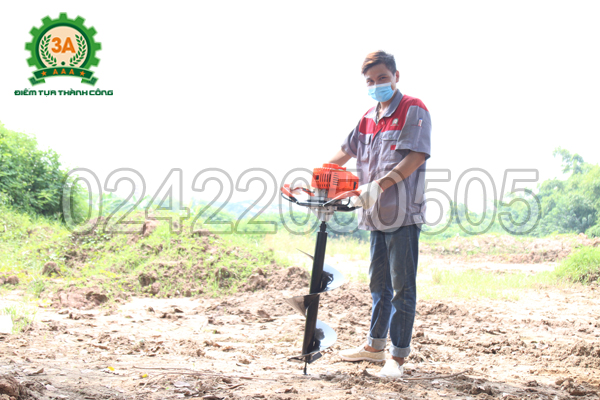 Kỹ thuật viên và Máy khoan lỗ trồng cây chạy xăng 3A