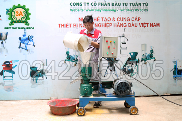 Kỹ thuật viên sử dụng Máy làm cám viên trục đứng 3A5,5Kw
