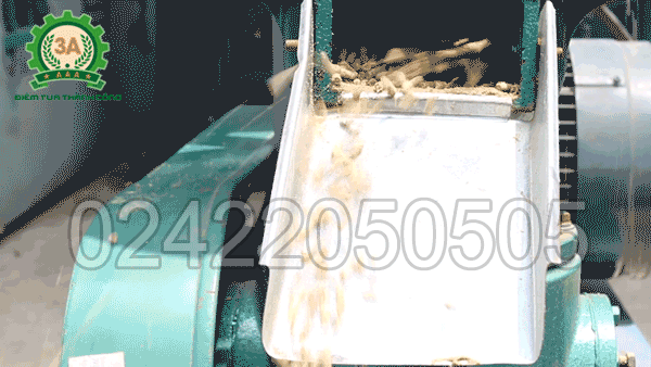 Cửa ra sản phẩm Máy làm cám viên trục đứng 3A5,5Kw