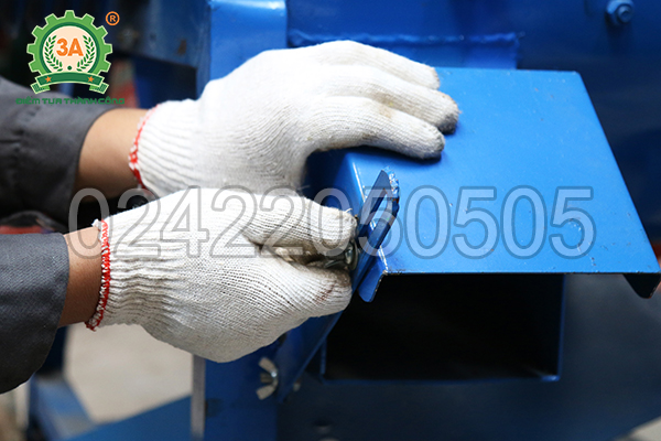Cửa ra sản phẩm của máy nghiền bèo, rơm, cỏ 3A11Kw