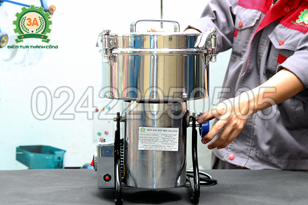 Kỹ thuật viên 3A sử dụng máy nghiền bột siêu mịn 3A2Kg