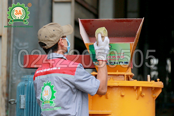 Nguyên liệu sẽ đi qua các tầng búa nghiền của máy nghiền đá thành cát 3A37Kw