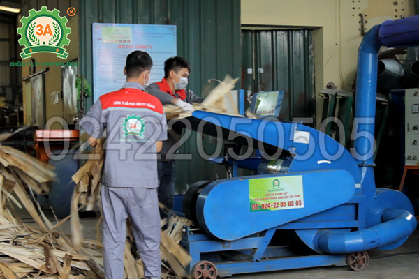 Đưa nguyên liệu vào máy nghiền gỗ, ván bóc 3A37Kw