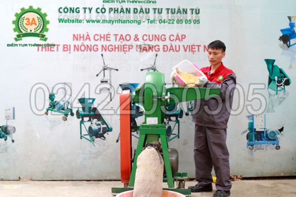 Kỹ thuật viên sử dụng Máy nghiền cám, mùn cưa 3A7,5Kw không vòi hút