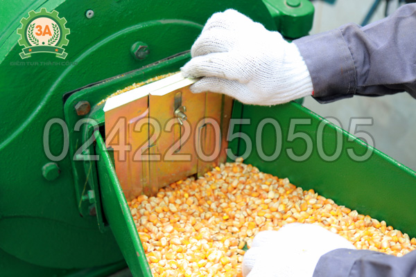 Tấm chắn điều chỉnh lượng nguyên liệu xuống buồng nghiền của máy nghiền cám, mùn cưa 3A7,5Kw không vòi hút