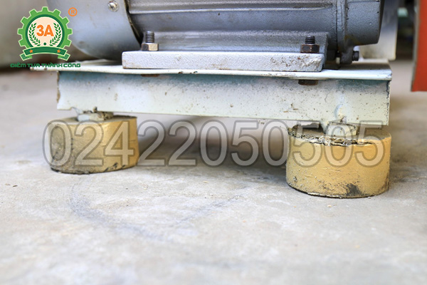 Máy nghiền thuốc bắc 3A2,2Kw có 4 chân bằng cao su chịu lực