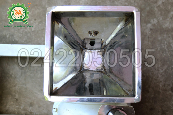 Máy nghiền thuốc bắc 3A2,2Kw có phễu nạp bằng inox 304