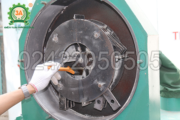 Vệ sinh búa nghiền của máy nghiền trộn thức ăn chăn nuôi 3A