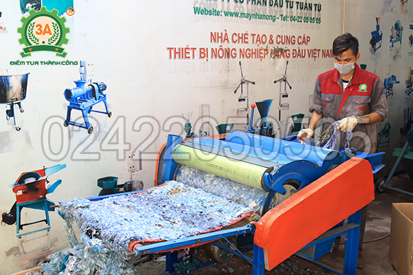 Kỹ thuật viên 3A đang vận hành máy nghiền vải vụn thành bông 3A4Kw