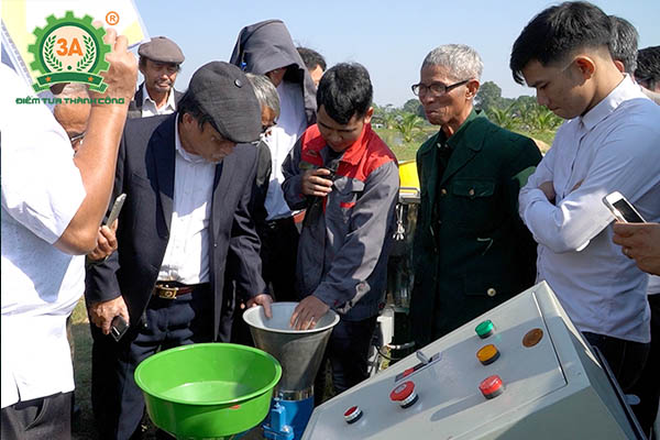 Kỹ thuật viên 3A giới thiệu từng sản phẩm máy nông nghiệp 3A với bà con nông dân Thanh Hóa