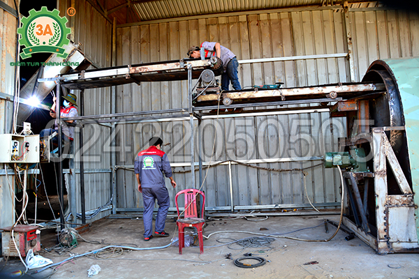 Kỹ thuật viên 3A lắp đặt máy sấy mùn cưa tại Bình Phước