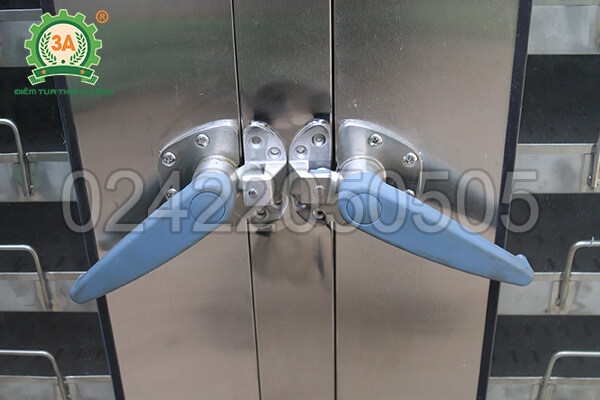 Tay cầm cánh tủ chắc chắn, đóng mở dễ dàng và linh hoạt.