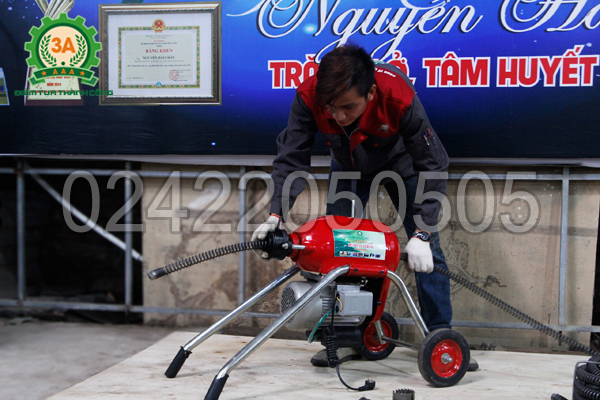 Máy thông cống 3A GQ200 có thể thông tắc những đường ống dài hoặc gấp khúc nhờ dây lò xo