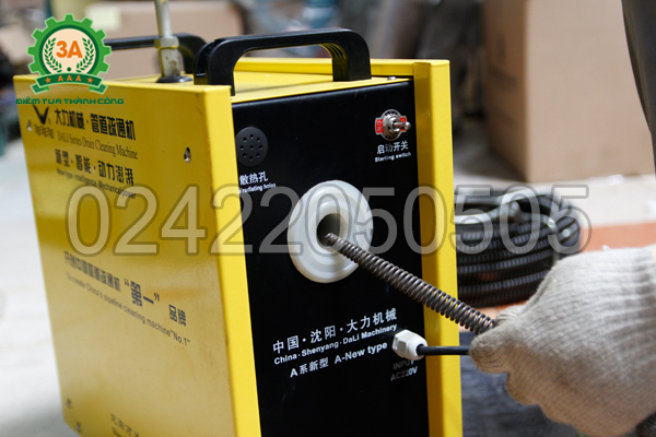 Luồn dây lò xo qua thân máy thông cống A99