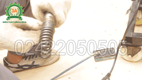 Cách tháo đầu thông ra khỏi dây lò xo của Máy thông cống lò xo 3A GQ1200
