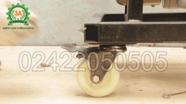 Khóa bánh trước khi vận hành Máy thông cống lò xo 3A GQ1200