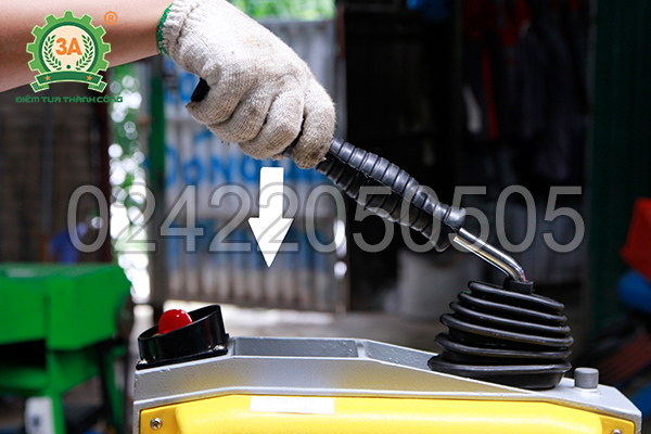 Nhấn cần ép của máy thông tắc DL-170