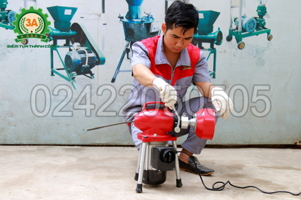 Kỹ thuật viên lắp đặt máy thông cống, thông tắc lò xo A500W