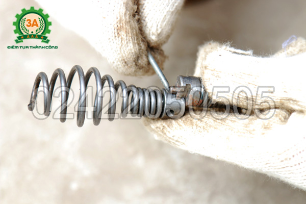 Lắp đầu thông cho máy thông cống, thông tắc lò xo A500W