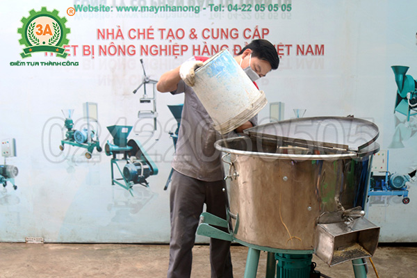 Hình ảnh vận hành Máy trộn thức ăn chăn nuôi 3A3Kw