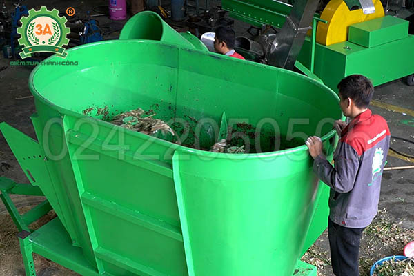 Máy trộn thức ăn cho bò đi động 3A (13)