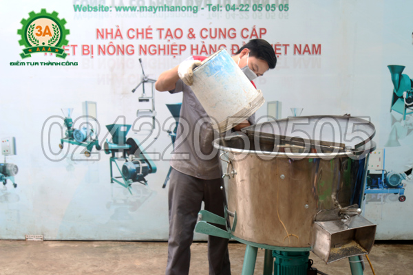Kỹ thuật viên sử dụng Máy trộn thức ăn cho gà 1 pha 3A3Kw (04)