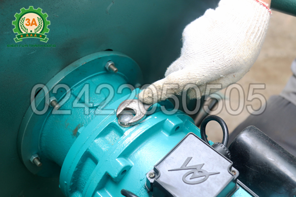 Vặn ốc thực hiện tra dầu mỡ cho máy trộn thức ăn cho gà 3A3kw