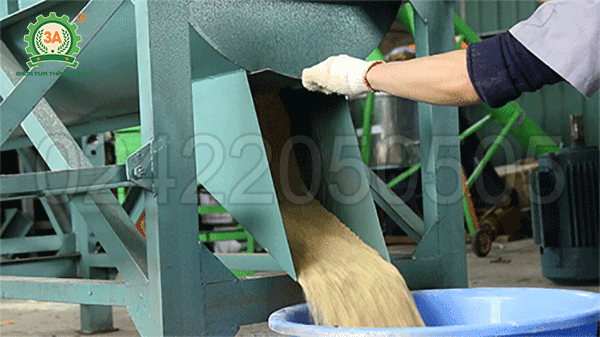 Thiết kế đáy thùng và cửa ra nguyên liệu giúp xả sản phẩm dễ dàng