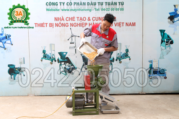 Kỹ thuật viên sử dụng Máy vỡ ngô thành mảnh 3A2,2Kw