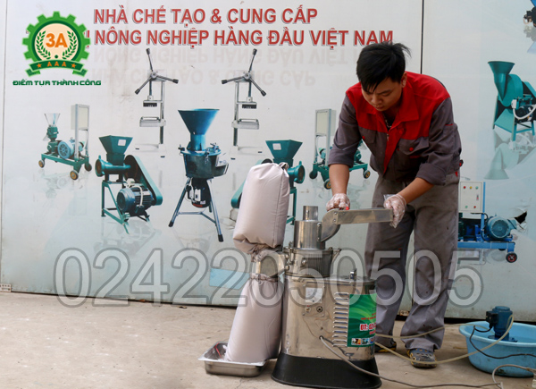 Kỹ thuật viên đang sử dụng Máy xay bột khô 3A LM2,2Kw