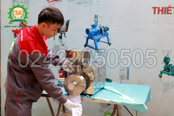 Cửa thoát sản phẩm sau khi xay của máy xay bột ngũ cốc 3A3Kw