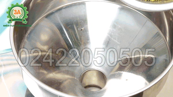 Đổ nguyên liệu cần xay vào phễu nạp liệu của Máy xay bột ngũ cốc 3A3Kw