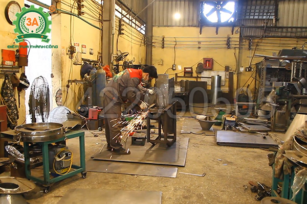 chế tạo Máy xay đất, nghiền phân bón 2 trục 3A5,5Kw số lượng lớn