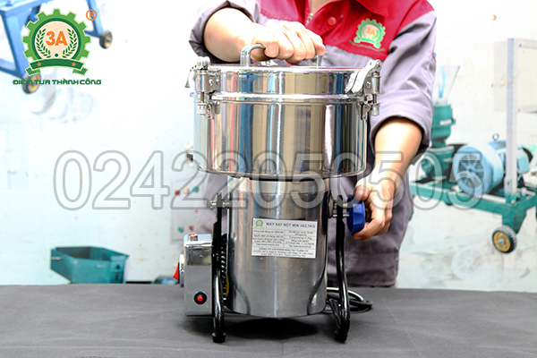 Kỹ thuật viên sử dụng máy xay ngũ cốc 3A2,5Kg