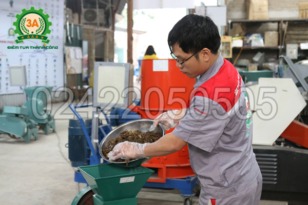 Kỹ thuật viên sử dụng Máy xay ốc 3A3Kw