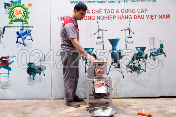 Kỹ thuật viên sử dụng Máy xay thịt cá inox 3A1,5Kw