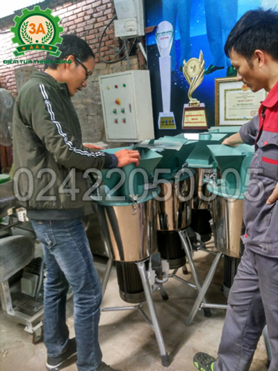 Anh Tám xem sản phẩm máy băm nghiền đa năng 3A2,2Kw 220V (phễu vuông)