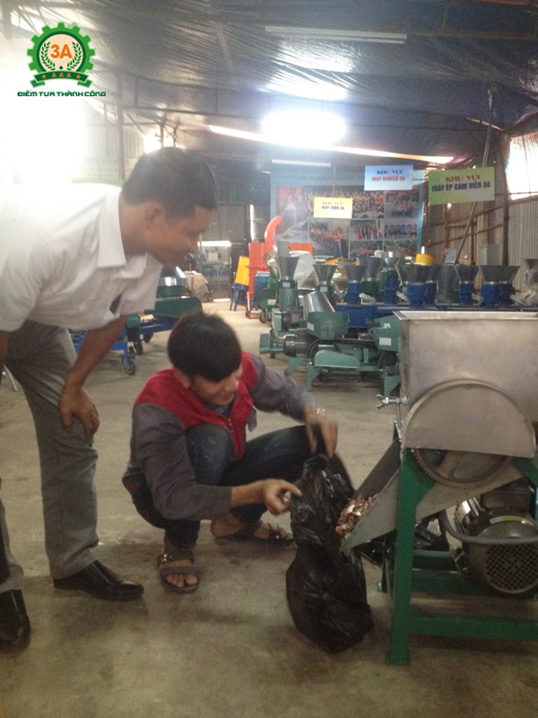 Kỹ thuật viên của Công ty CPĐT Tuấn Tú chạy thử máy cắt thái cá cho chú Thuần