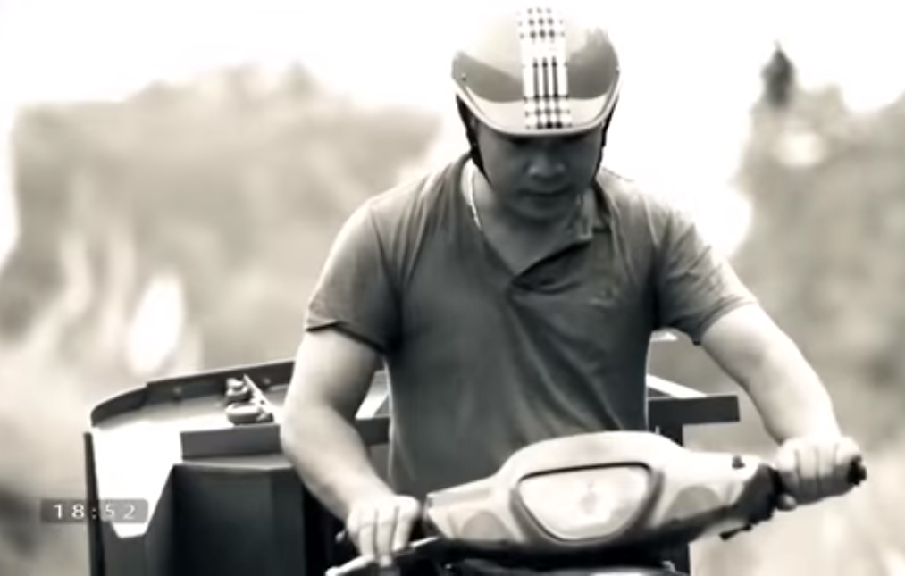 Nguyễn Hải Châu chở máy lên cho bà con ở vùng sâu, vùng xa