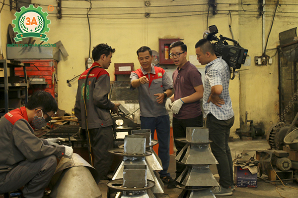 Ảnh : Anh Nguyễn Hải Châu – Chủ tịch HĐQT CTCPĐT (giữa) Tuấn Tú trao đổi cùng phóng viên VTV về quá trình sản xuất.