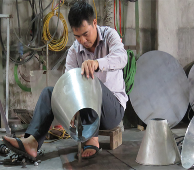 Anh Nguyễn Hải Châu tự mình sáng chế ra những chiếc máy của mình.