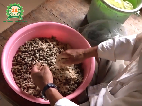 Nuôi lươn trong can nhựa: Phối trộn thức ăn cho lươn