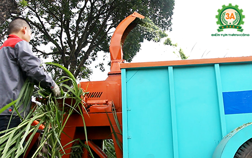 Máy băm cỏ di động 3A giúp bà con băm cỏ tại đồng và vận chuyển về trang trại