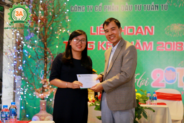 Ban lãnh đạo khen thưởng nhân viên (01)