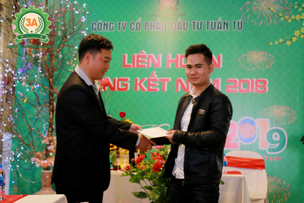 Ban lãnh đạo khen thưởng nhân viên (02)