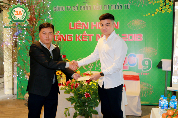 Ban lãnh đạo khen thưởng nhân viên (03)