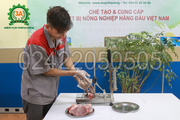 Kỹ thuật viên sử dụng thiết bị thái thịt đông lạnh 3A